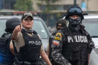 Polícia do lado de fora de TV invadida por criminosos no Equador