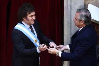 Javier Milei e Alberto Fernandez, respectivamente presidente e ex-presidente da Argentina