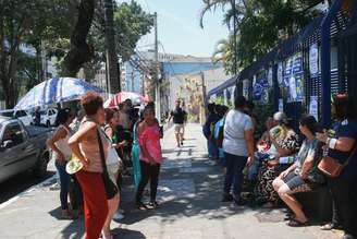 Entrada de estudantes para a segunda fase do Enem na unidade da Unip da Rua Apeninos, em dia de extremo calor.