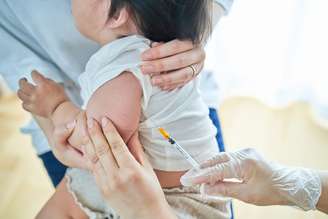 Imagem meramente ilustrativa de criança recebendo vacina
