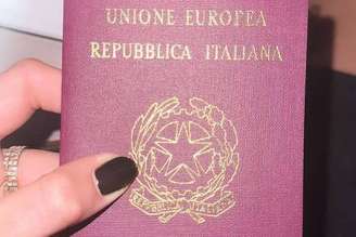 Mulher segura passaporte italiano
