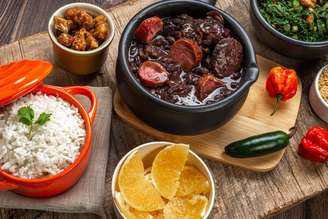 Feijoada é o prato que mais combina com o Carnaval no Brasil