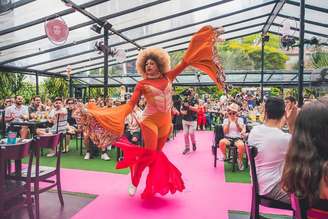 Performance de Ravena Creole no Drag Brunch Brasil