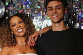 Valéria Valenssa celebra os 21 anos do filho, João Henrique