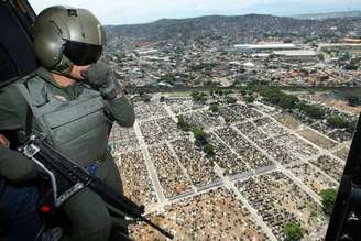 Militares do Exército sobrevoam o complexo do Alemão, no Rio de Janeiro, para dar segurança durante as eleições