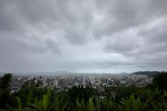 Em Santos, no litoral de São Paulo, o tempo segue fechado