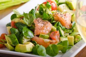 Salada de rúcula com salmão e abacate