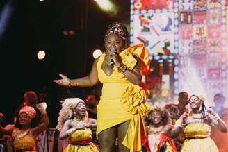 Margareth Menezes durante apresentação no Festival de Verão de Salvador