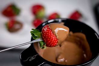 Fondue de chocolate mata aquela vontade de doce e é super simples de fazer