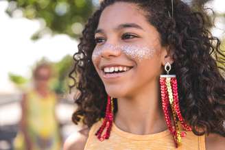 Menina com glitter no rosto