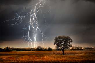 Tempestade atingindo uma região de campo no interior do Rio Grande do Sul. 