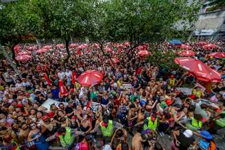 Los juerguistas disfrutan de un anticipo del Carnaval del Baixo Augusta el cuarto domingo.