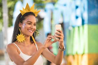 Caia na folia com mais tranquilidade: confira algumas dicas para deixar seu celular mais protegido