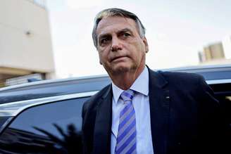 Por ordem judicial, Bolsonaro teve o passaporte apreendido e não pode fazer contato com outros investigados