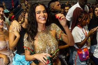 Bruna Marquezine curte carnaval com look brilhante