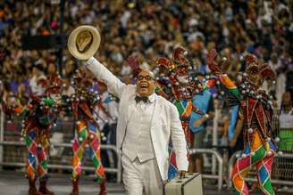 Ator Pascoal da Conceição representa o escritor Mário de Andrade no desfile da Mocidade Alegre, no Sambódromo do Anhembi 