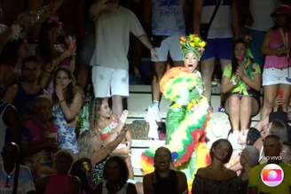 Carmen Miranda surgiu na arquibancada da Sapucaí