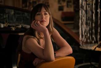 Dakota Johnson em 'Maus Momentos no Hotel Royale'