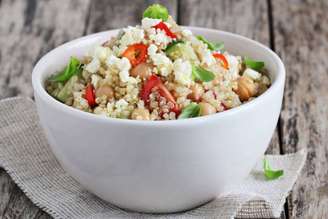 Salada de quinoa com grão-de-bico