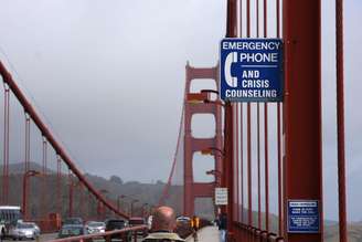 Placas na ponte Golden Gate, em São Francisco, indicam telefone de emergência e avisam que 'as consequências de pular desta ponte são fatais e trágicas'