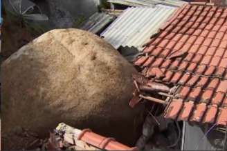 Pedra gigante atingiu parte de casa em Aparecida após deslizamento de terra