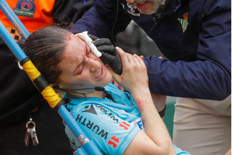 Bandeirinha sofre corte profundo na cabeça após bater em câmera de televisão na Espanha