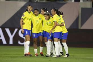 Jogadoras do Brasil comemoram um dos gols da goleada sobre o Panamá 