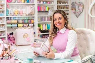 Daia Casagrande faz sucesso ensinado mulheres a confeccionar scrapbooks