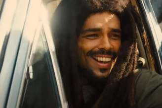 O ator Kingsley Ben-Adir interpreta Bob Marley no filme biográfico One Love