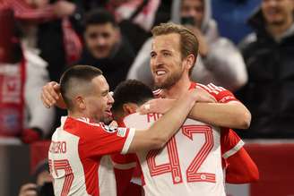 Harry Kane, Jamal Musiala e Raphaël Guerreiro comemorando o gol do Bayern de Munique. 