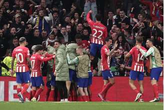 Jogadores do Atlético de Madrid comemorando a classificação. 