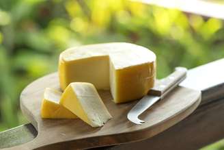 Entenda a diferença entre queijo minas e meia-cura