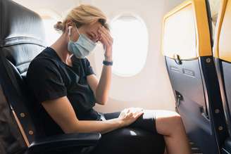 Imagem meramente ilustrativa de mulher passando mal dentro de avião