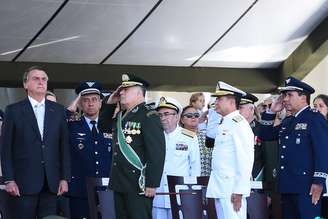 O ex-presidente da República, Jair Bolsonaro em comemorações do Dia do Soldado, no Quartel-General do Exército, em Brasília, ao lado dos comandantes das Forças (da esq. para dir.), general Freire Gomes, almirante Almir Garnier e brigadeiro Carlos Baptista Júnior