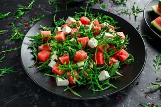 Salada de rúcula com melancia