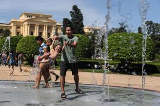 Carlos Mansur com a filha Julia, de 2 anos, no Parque da Independência neste domingo em São Paulo