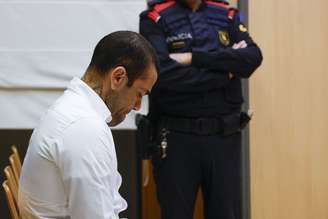 Justiça da Espanha concedeu fiança por liberdade provisória de Daniel Alves, condenado por estupro (Photo by ALBERTO ESTEVEZ/POOL/AFP via Getty Images)
