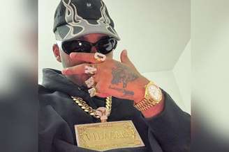 Rapper Orochi costuma publicar fotos usando joias