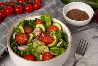 Salada com tomate e linhaça