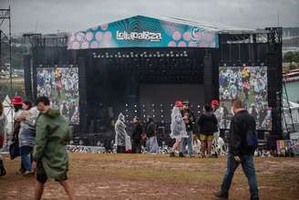 Fãs enfrentaram frio, chuva e lama no 2.º dia de shows do Festival Lollapalooza Brasil em 2024