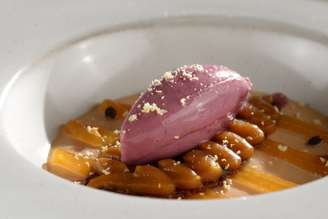 Creme de Mamão + Caramelo + Sorvete de Jabuticaba é a sobremesa do banquete gastronômico Somos Todos de Carne e Osso, do restaurante A Casa do Porco