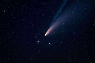 Segundo alguns astrônomos, um cometa gigante vai passar pela Terra pela primeira vez em mais de 70 anos. E isso deve acontecer no mês de abril de 2024.