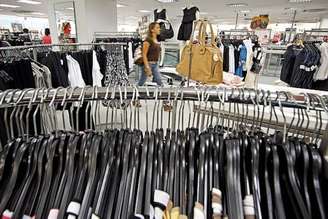 Empresas brasileiras do setor têxtil tem sofrido com concorrência de sites estrangeiros