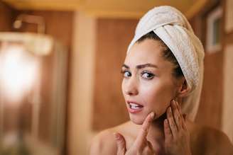 Exagerar na lavagem do rosto e não hidratar a pele estão entre os hábitos que podem contribuir para o efeito rebote |