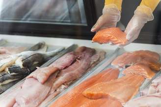 Filés de peixe fresco à venda em loja de frutos do mar