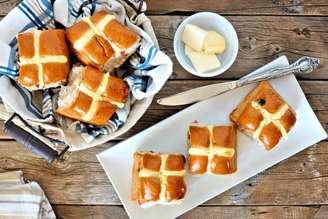 Hot cross buns costumam aparecer na mesa de países anglo-saxões na Sexta-feira Santa