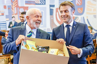 Lula entregou uma cesta de presentes ao presidente francês 