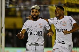 Jogadores do Corinthians em partida contra o São Bernardo pela segunda fase da Copa do Brasil.