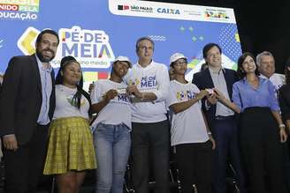 Lançamento do Programa Pé-de-Meia do governo federal, no centro de São Paulo, nesta quarta-feira (3), com as presenças do ministro da Educação, Camilo Santana, e dos deputados federais e pré-candidatos à Prefeitura de São Paulo Tabata Amaral (PSB) e Guilherme Boulos (PSOL)