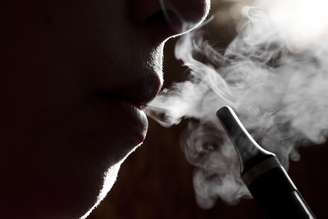 Flatulência é um dos efeitos colaterais de fumar cigarros eletrônicos, diz levantamento